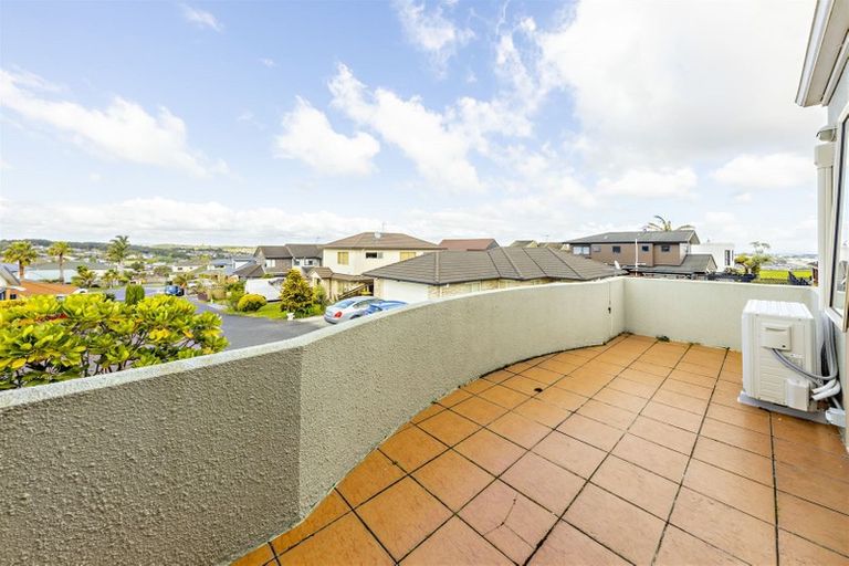 Photo of property in 7a Andover Way, Goodwood Heights, Auckland, 2105