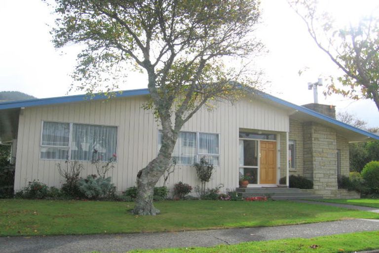 Photo of property in 5 Fitzwilliam Terrace, Tawa, Wellington, 5028