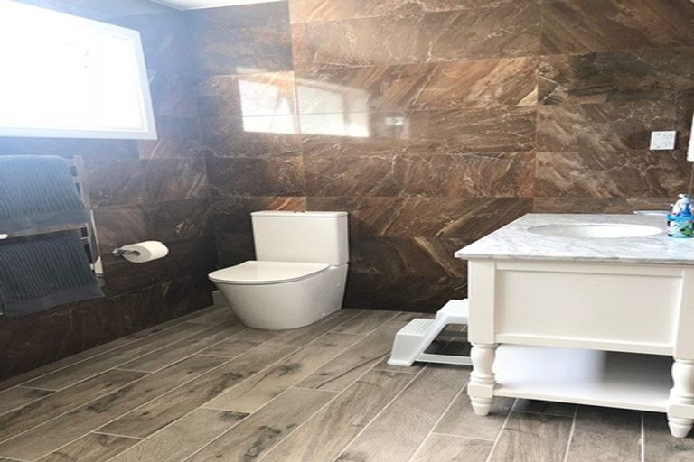 Photo of property in 19 Headland Drive, Long Bay, Auckland, 0630