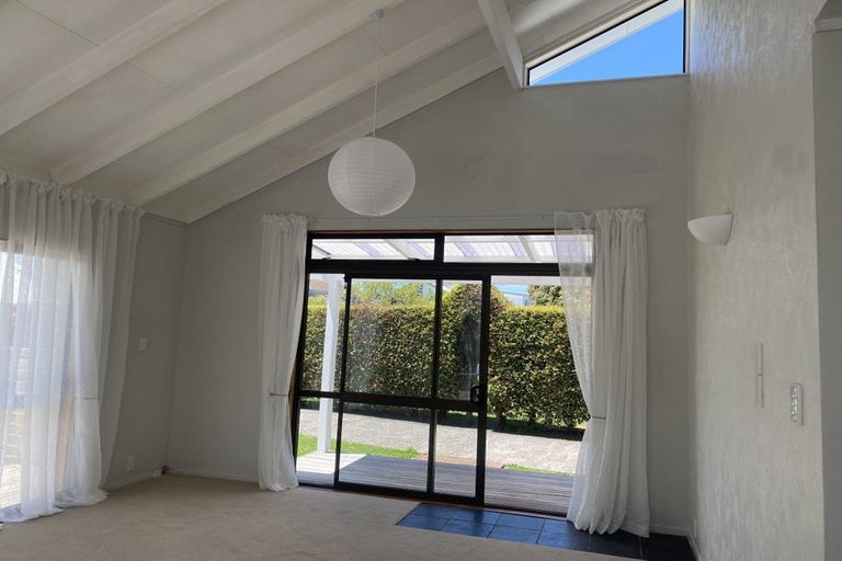 Photo of property in 5/25a Beach Road, Te Atatu Peninsula, Auckland, 0610