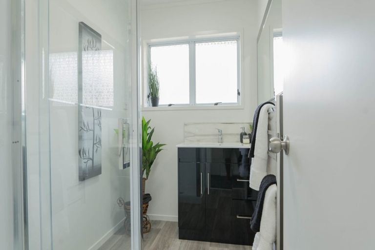 Photo of property in 98 Dalwhinnie Parade, Highland Park, Auckland, 2010