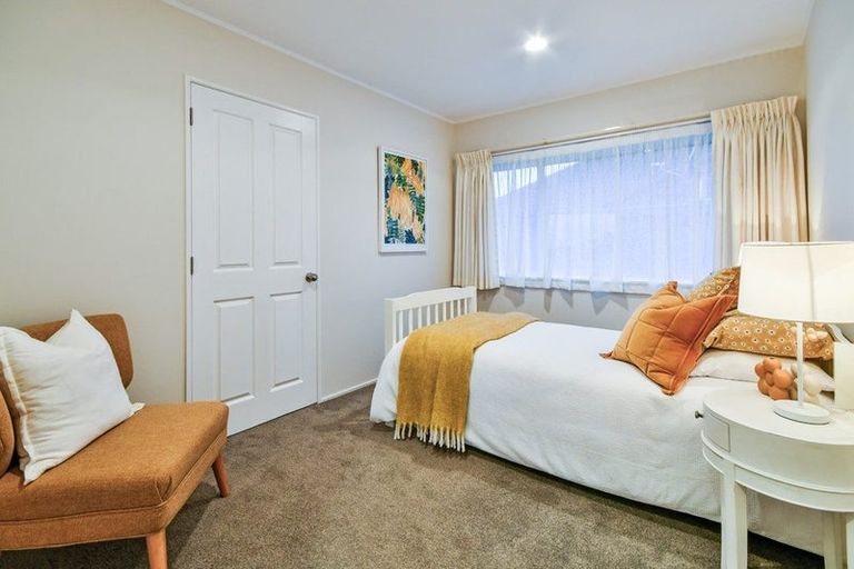Photo of property in 2 Menen Place, Manurewa, Auckland, 2105