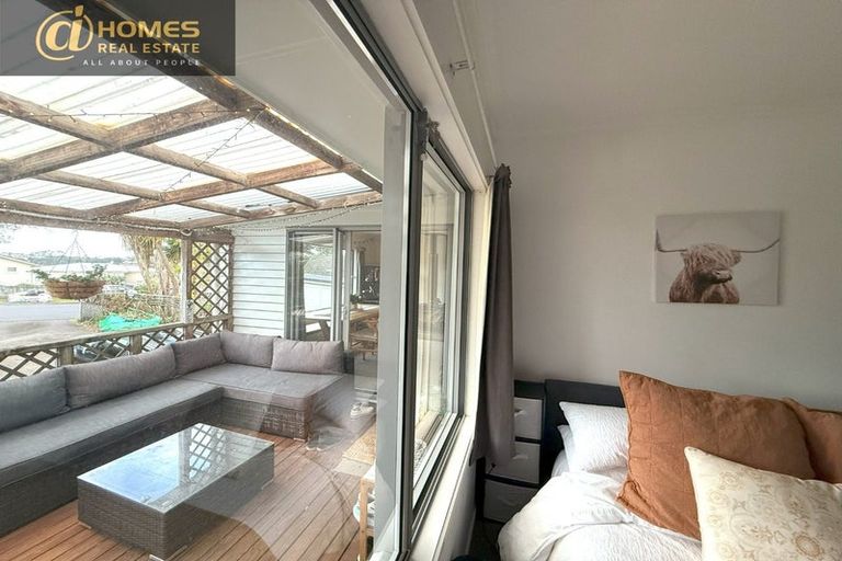 Photo of property in 16 Mirovale Place, Totara Vale, Auckland, 0629