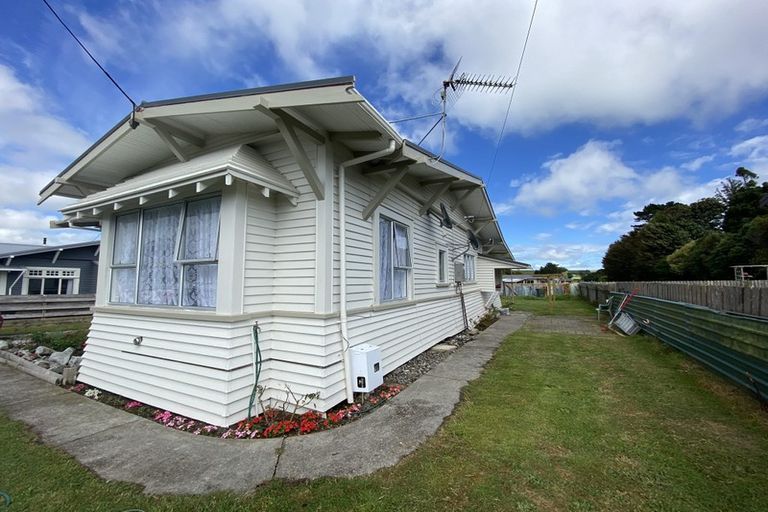 Photo of property in 9 Preston Street, Eltham, 4322