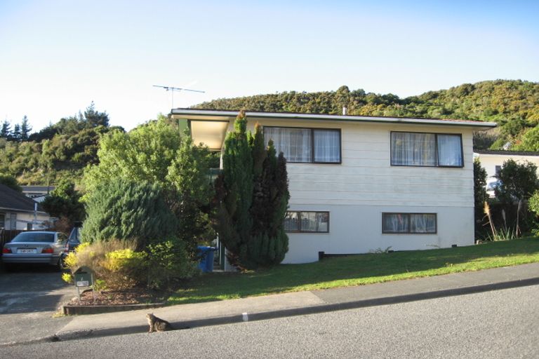 Photo of property in 2 Mokopuna Grove, Stokes Valley, Lower Hutt, 5019