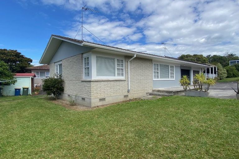 Photo of property in 2/23 Manhattan Heights, Glendene, Auckland, 0602