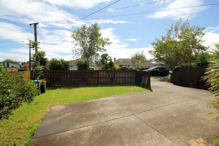 Photo of property in 19 Margate Road, Blockhouse Bay, Auckland, 0600