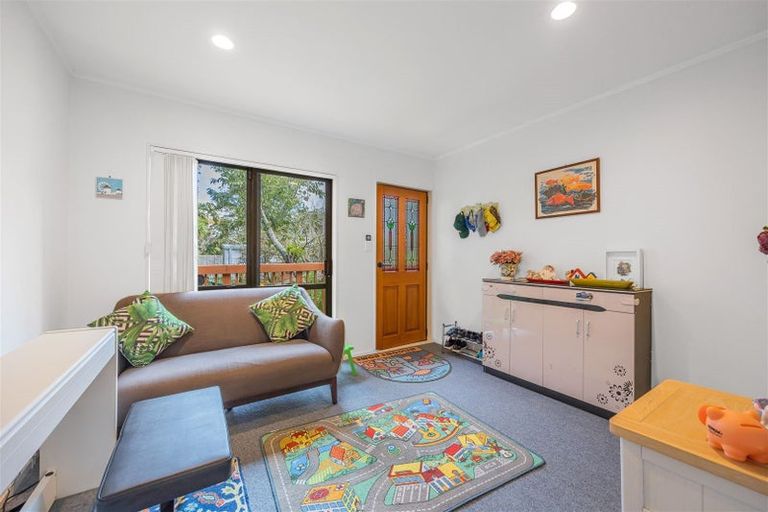 Photo of property in 2/9 Ridgewood Crescent, Birkenhead, Auckland, 0626