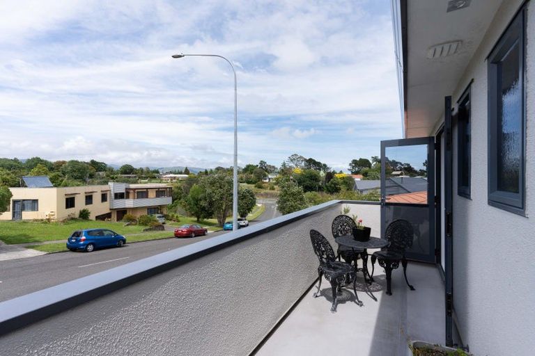 Photo of property in 11 Ruapehu Drive, Fitzherbert, Palmerston North, 4410