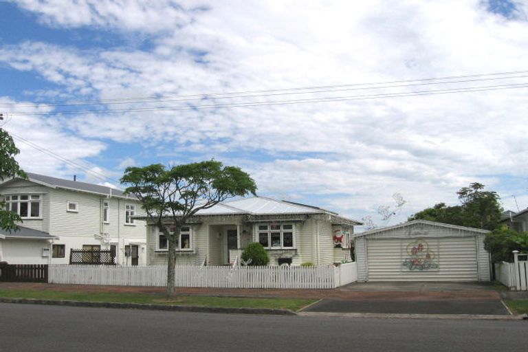 Photo of property in 21 Miller Street, Point Chevalier, Auckland, 1022