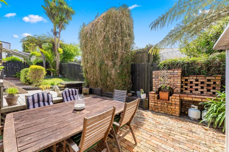 Photo of property in 20 Halberg Street, Glenfield, Auckland, 0629