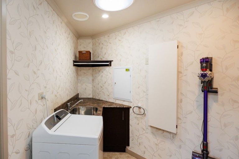 Photo of property in 291 Napier Road, Kelvin Grove, Palmerston North, 4470