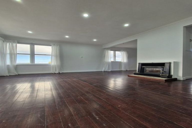 Photo of property in 32 Hogans Road, Glenfield, Auckland, 0629