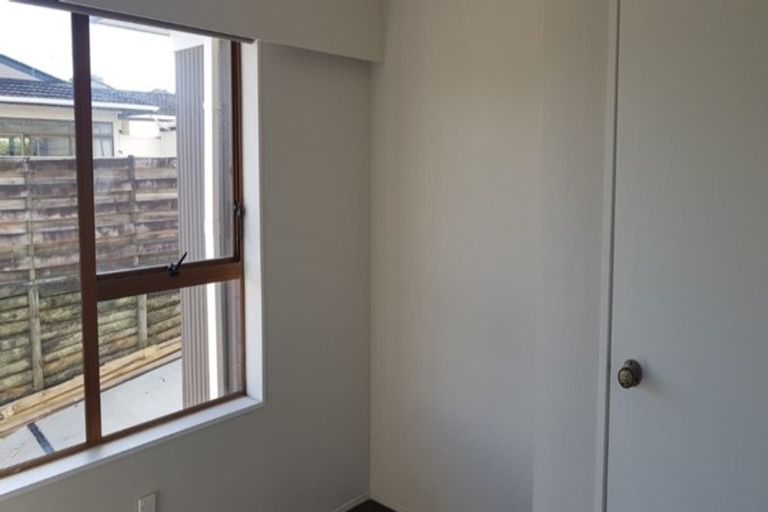 Photo of property in 71 Prince Regent Drive, Half Moon Bay, Auckland, 2012