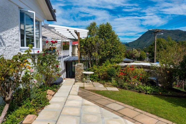 Photo of property in 81 Milton Terrace, Picton, 7220