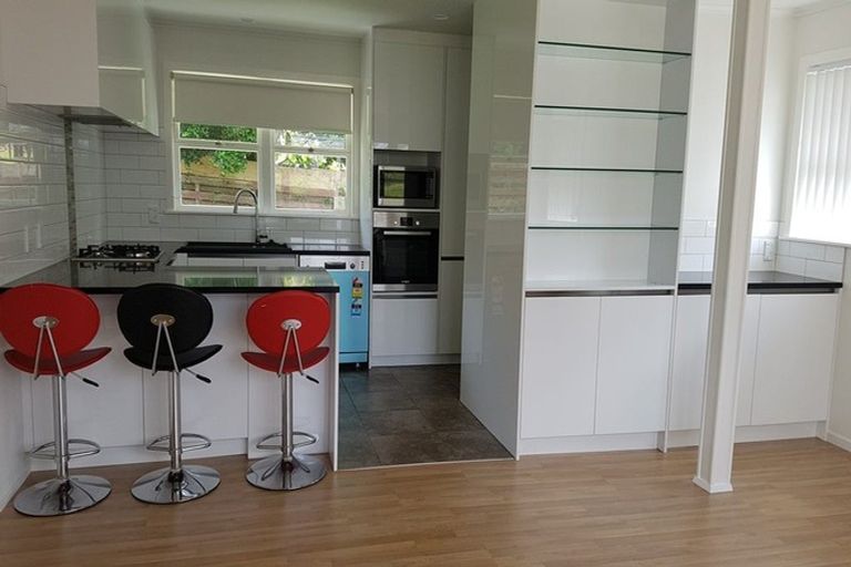 Photo of property in 186 Sunnynook Road, Totara Vale, Auckland, 0627