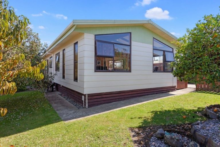 Photo of property in 2 Edgewater Grove, Whakatane, 3120