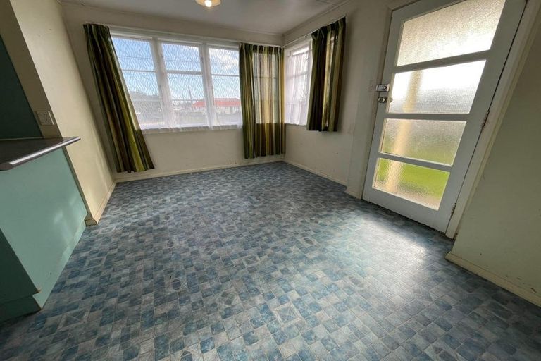 Photo of property in 18 Goldsmith Crescent, Levin, 5510