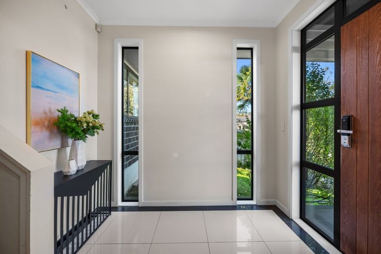 Photo of property in 2 Bintulu Place, Fairview Heights, Auckland, 0632