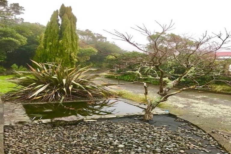 Photo of property in 15 Horokiwi Road West, Newlands, Wellington, 6037