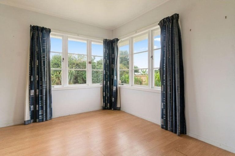 Photo of property in 16 London Street, Te Atatu Peninsula, Auckland, 0610