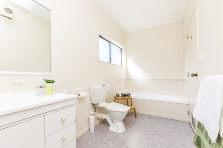 Photo of property in 48 Tio Tio Road, Miramar, Wellington, 6022