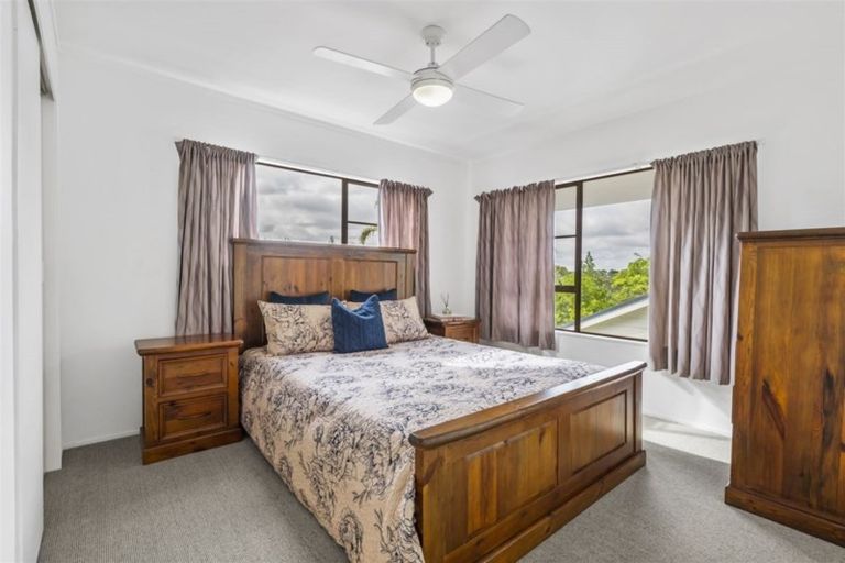 Photo of property in 8 Curacao Place, Half Moon Bay, Auckland, 2012