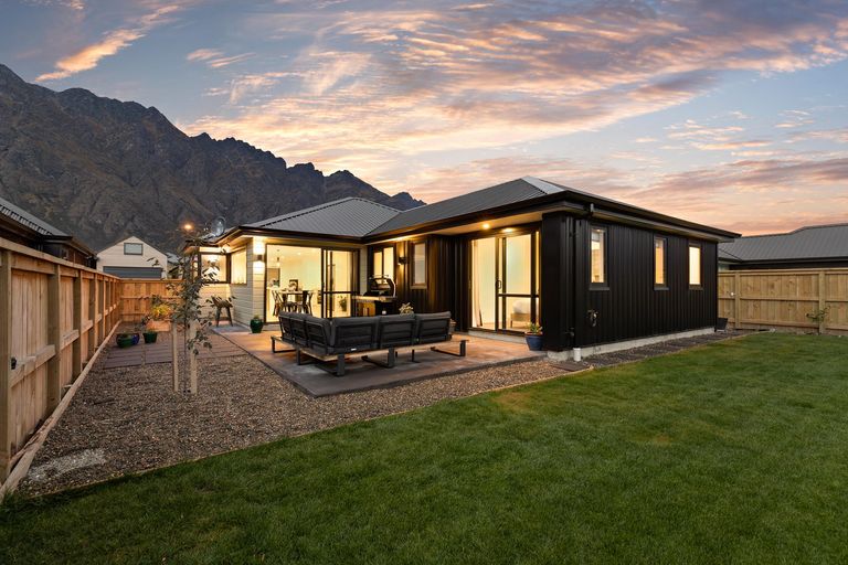 Photo of property in 22 Cheviot Street, Jacks Point, 9371