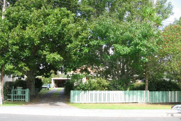 Photo of property in 27 Waiake Street, Torbay, Auckland, 0630