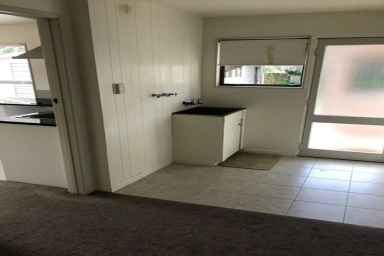Photo of property in 9 Darren Crescent, Half Moon Bay, Auckland, 2012