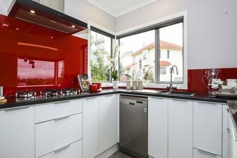 Photo of property in 27 Lagoon Way, West Harbour, Auckland, 0618