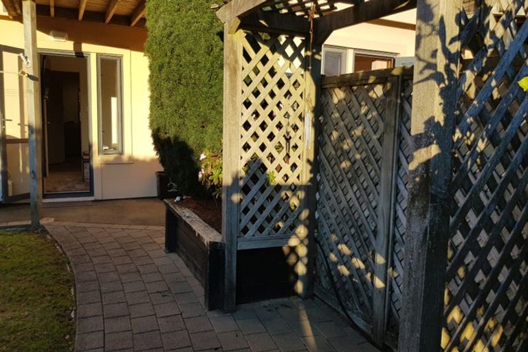 Photo of property in 12 Marina View, Paremata, Porirua, 5026