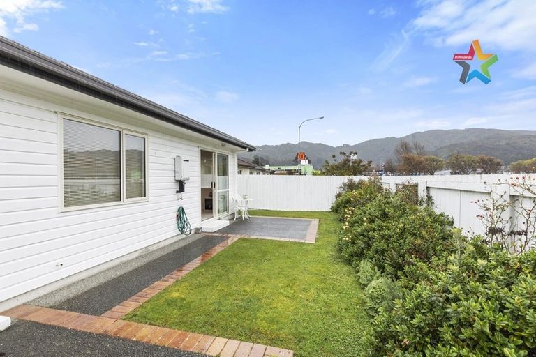 Photo of property in 49 Woodland Mews, Wainuiomata, Lower Hutt, 5014