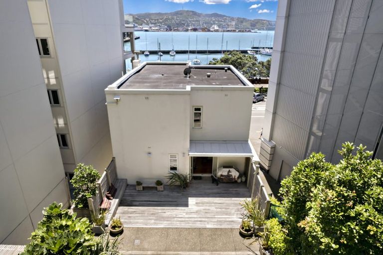 Photo of property in 90 Oriental Parade, Oriental Bay, Wellington, 6011