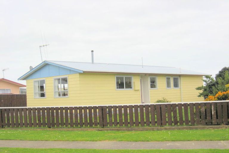 Photo of property in 6 Ryder Crescent, Levin, 5510