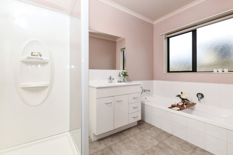 Photo of property in 90 Farnborough Drive, Grandview Heights, Hamilton, 3200