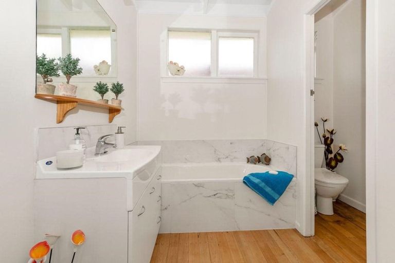 Photo of property in 11 Tiroroa Avenue, Te Atatu South, Auckland, 0610