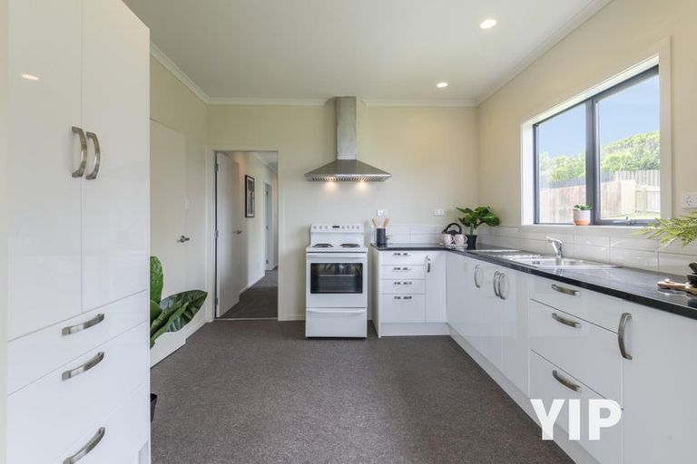 Photo of property in 4 Chapman Street, Newlands, Wellington, 6037