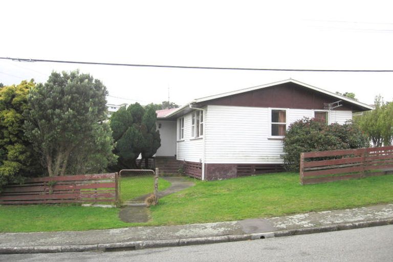 Photo of property in 1 Barclay Street, Newlands, Wellington, 6037