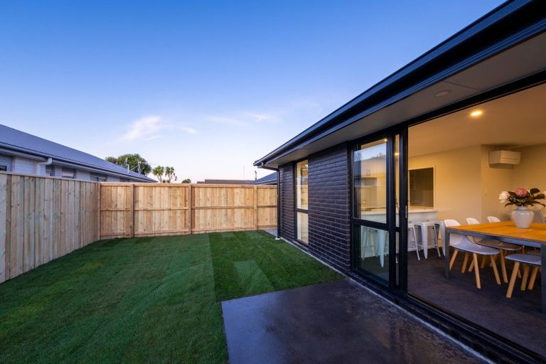 Photo of property in 2 Graeme Cooper Lane, Avonhead, Christchurch, 8042