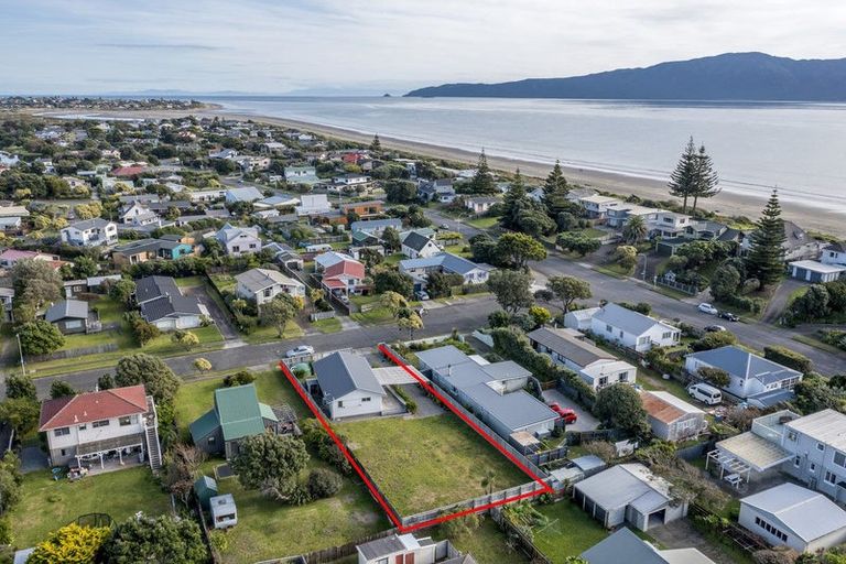 Photo of property in 7 Eruini Street, Waikanae Beach, Waikanae, 5036