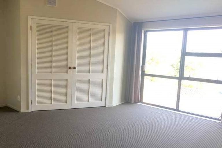 Photo of property in 4 Landsberg Way, Windsor Park, Auckland, 0632