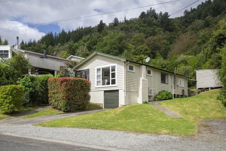 Photo of property in 87 Milton Terrace, Picton, 7220