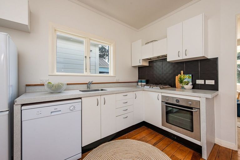 Photo of property in 36 Apu Crescent, Lyall Bay, Wellington, 6022