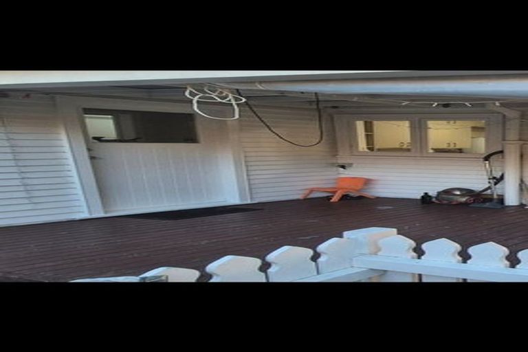 Photo of property in 11 Miles Crescent, Newlands, Wellington, 6037