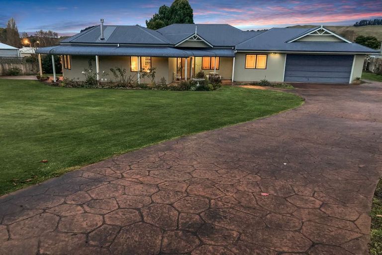 Photo of property in 20 Paraekaretu Street, Hunterville, 4730