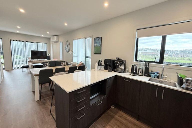 Photo of property in 106 Te Oneroa Way, Long Bay, Auckland, 0630
