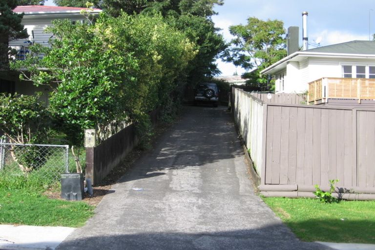 Photo of property in 15a Gill Avenue, Te Atatu Peninsula, Auckland, 0610