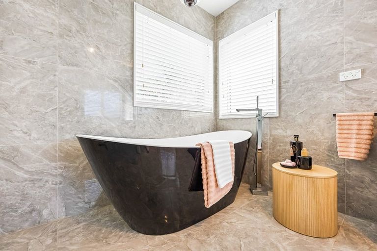 Photo of property in 28 Shah Place, Glen Eden, Auckland, 0602