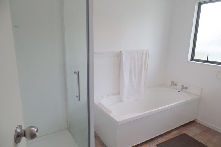 Photo of property in 3a Waterview Road West, Takanini, 2112